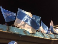 Foto: "Banderas de la hinchada de la AKD" Barra: La Vieja Escuela • Club: Bolívar