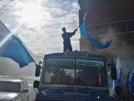 Foto: "Barra Bolivarista llega a Miraflores en una caravanas de micros" Barra: La Vieja Escuela • Club: Bolívar