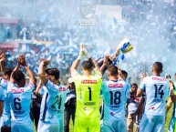 Foto: "Club Bolívar de Tembladerani Bicampeón del Torneo Clausura 2017" Barra: La Vieja Escuela • Club: Bolívar