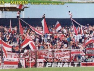 Foto: "en defe, año 2005" Barra: Los Borrachos de Morón &bull; Club: Deportivo Morón