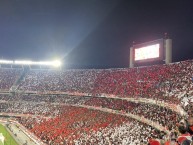 Foto: "EL MOVIMIENTO POPULAR MÁS GRANDE DEL MUNDO" Barra: Los Borrachos del Tablón • Club: River Plate • País: Argentina