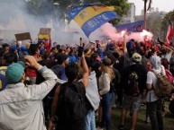 Foto: "Los del Cerro en las manifestaciones masivas del 2019" Barra: Los del Cerro • Club: Everton de Viña del Mar