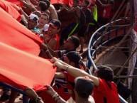 Foto: "Los Demonios Rojos desplegando telon" Barra: Los Demonios Rojos • Club: Caracas