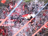 Foto: "LDR recibiendo al equipo" Barra: Los Demonios Rojos • Club: Caracas