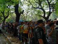 Foto: "La hinchada entrando al chiquero. APERTURA 2009 - FECHA 15" Barra: Los Guerreros &bull; Club: Rosario Central &bull; País: Argentina