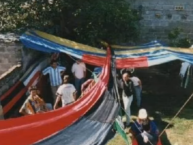 Foto: "Fotos de los 90s con banderas robadas" Barra: Los Guerreros &bull; Club: Rosario Central &bull; País: Argentina