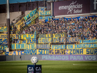 Foto: "la hinchada y sus banderas" Barra: Los Guerreros &bull; Club: Rosario Central &bull; País: Argentina