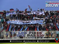 Foto: "Hinchada de BROWN vs. Sarmiento de Junín, Cancha de Estudiantes (Bs.As.), Junio 2017" Barra: Los Pibes del Barrio • Club: Brown de Adrogué • País: Argentina