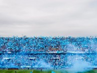 Foto: "Tribuna llena de banderas" Barra: Los Piratas Celestes de Alberdi • Club: Belgrano