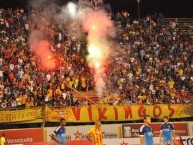 Foto: "Dueños del amarillo y el rojo!" Barra: Los Vikingos • Club: Aragua