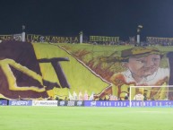 Foto: "Telón en homenaje a Gabriel Camargo" Barra: Revolución Vinotinto Sur • Club: Tolima