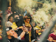 Foto: "RVS visitante en Bogotá (Estadio Metropolitano de Techo) Fecha 12, clausura 2026" Barra: Revolución Vinotinto Sur &bull; Club: Tolima &bull; País: Colombia