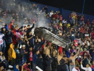 Foto: "Burlándose del posible descenso del club Suchitepequez jornada 17 FECHA 7-04-2018" Barra: Sexto Estado • Club: Xelajú