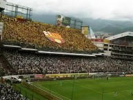 Foto: Barra: Sur Oscura &bull; Club: Barcelona Sporting Club &bull; País: Ecuador