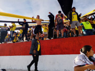 Foto: "Sur Ibarra alentando" Barra: Sur Oscura &bull; Club: Barcelona Sporting Club &bull; País: Ecuador