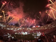 Foto: "Noche Crema, presentación del plantel 2026." Barra: Trinchera Norte &bull; Club: Universitario de Deportes &bull; País: Peru