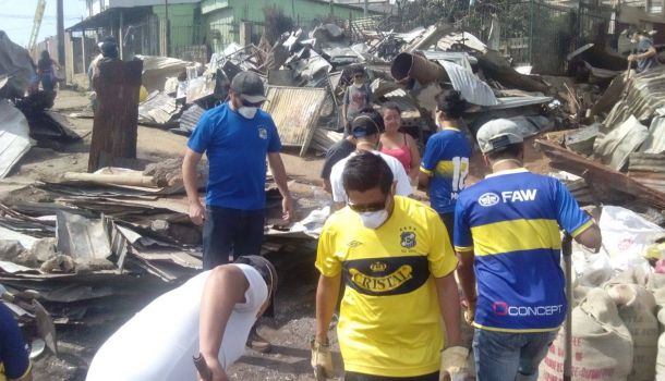 Hinchas de La barra del Cerro de Everton de viña del mar, en ayuda de los damnificados que dejo ayer el gran incendio de Valparaiso...