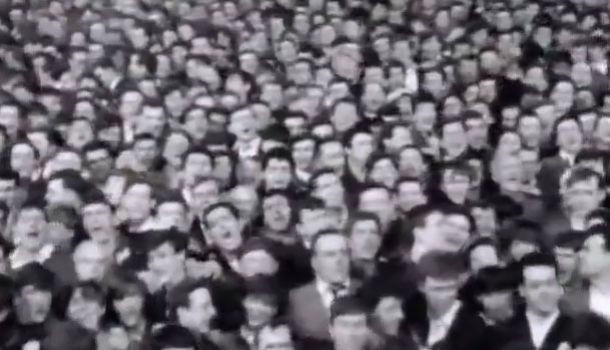 Hinchas de Liverpool cantando "She loves you" de Los Beatles (año de 1964)