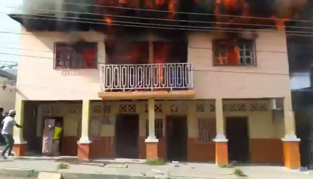 La hinchada amarilla (Barcelona Ecuador) en esmeraldas hizo un alto a la caravana para dar su mano solidaria en este terrible incendio