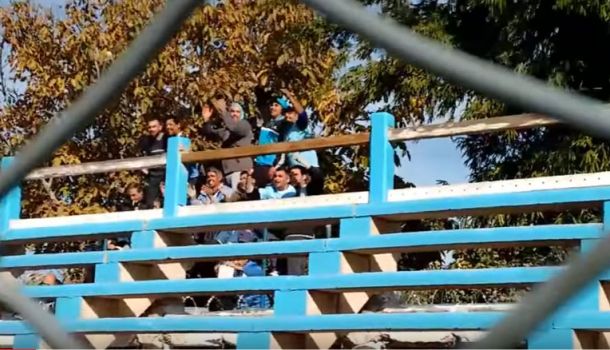 La hinchada de Gutiérrez en un partido a puertas cerradas