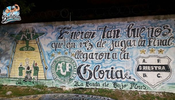 Mural en homenaje a Chape de La Banda del Bajo Flores - Deportivo Riestra - Argentina