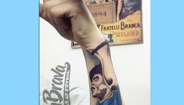Tremendo el tatuaje LA MANO DE DIOS (referente a Diego Maradona en la copa 1986)