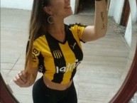 Hincha - Tribunera - Chica - "Agustina, fanática de Peñarol" Fanatica de la Barra: Barra Amsterdam • Club: Peñarol • País: Uruguay