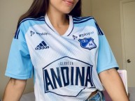 Hincha - Tribunera - Chica - Fanatica de la Barra: Blue Rain • Club: Millonarios