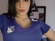 Hincha - Tribunera - Chica - Fanatica de la Barra: Comandos Azules • Club: Millonarios