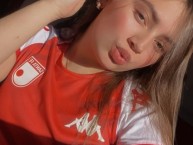 Hincha - Tribunera - Chica - Fanatica de la Barra: La Guardia Albi Roja Sur • Club: Independiente Santa Fe • País: Colombia