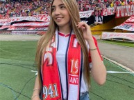 Hincha - Tribunera - Chica - Fanatica de la Barra: La Guardia Albi Roja Sur • Club: Independiente Santa Fe