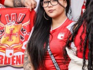 Hincha - Tribunera - Chica - "Foto: Vamos León" Fanatica de la Barra: La Guardia Albi Roja Sur &bull; Club: Independiente Santa Fe