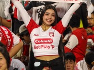 Hincha - Tribunera - Chica - "Foto: Vamos León" Fanatica de la Barra: La Guardia Albi Roja Sur &bull; Club: Independiente Santa Fe