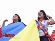 Hincha - Tribunera - Chica - Fanatica de la Barra: Marea Roja • Club: El Nacional • País: Ecuador