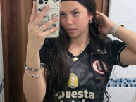 Hincha - Tribunera - Chica - Fanatica de la Barra: Trinchera Norte &bull; Club: Universitario de Deportes &bull; País: Peru