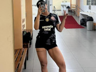 Hincha - Tribunera - Chica - Fanatica de la Barra: Trinchera Norte &bull; Club: Universitario de Deportes &bull; País: Peru