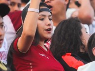 Hincha - Tribunera - Chica - Fanatica de la Barra: Trinchera Norte • Club: Universitario de Deportes • País: Peru