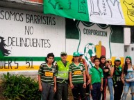 Mural - Graffiti - Pintada - "Somos Barristas no Delincuentes" Mural de la Barra: Artillería Verde Sur • Club: Deportes Quindío