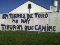 Mural - Graffiti - Pintada - "En tierra de toro no hay tiburón que camine" Mural de la Barra: La Brava • Club: Alvarado