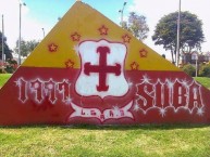 Mural - Graffiti - Pintadas - "SUBA ES DEL LEÓN." Mural de la Barra: La Guardia Albi Roja Sur • Club: Independiente Santa Fe • País: Colombia