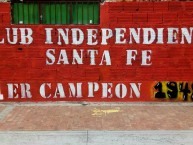 Mural - Graffiti - Pintada - "AGUANTE SANTA FE PRIMER CAMPEÓN COLOMBIANO." Mural de la Barra: La Guardia Albi Roja Sur • Club: Independiente Santa Fe