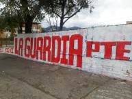 Mural - Graffiti - Pintada - "LA GUARDIA PRESENTE." Mural de la Barra: La Guardia Albi Roja Sur • Club: Independiente Santa Fe