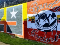Mural - Graffiti - Pintada - "BANDA CONTENTA" Mural de la Barra: La Guardia Albi Roja Sur • Club: Independiente Santa Fe