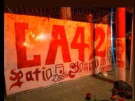 Mural - Graffiti - Pintadas - "LA 42 PATIO BONITO * KENNEDY ES DEL LEÓN" Mural de la Barra: La Guardia Albi Roja Sur • Club: Independiente Santa Fe • País: Colombia