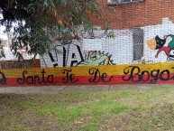 Mural - Graffiti - Pintadas - "SANTA FE DE BOGOTÁ - DISTRITO CARDENAL" Mural de la Barra: La Guardia Albi Roja Sur • Club: Independiente Santa Fe • País: Colombia