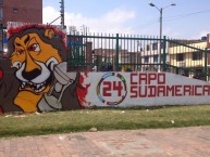 Mural - Graffiti - Pintada - "SANTA FE CAPO SUDAMERICANO" Mural de la Barra: La Guardia Albi Roja Sur • Club: Independiente Santa Fe