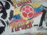 Mural - Graffiti - Pintada - "SANTA FE PASIÓN POPULAR" Mural de la Barra: La Guardia Albi Roja Sur • Club: Independiente Santa Fe