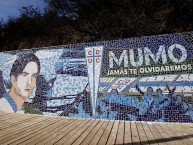 Mural - Graffiti - Pintadas - "Mumo jamás te olvidaremos" Mural de la Barra: Los Cruzados • Club: Universidad Católica • País: Chile