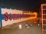 Mural - Graffiti - Pintada - "Somos pocos pero locos" Mural de la Barra: Los Cruzados • Club: Universidad Católica