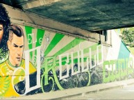 Mural - Graffiti - Pintada - "En Medellín, los bajos de La 80 con San Juan" Mural de la Barra: Los del Sur • Club: Atlético Nacional